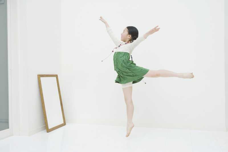 镜子前跳舞的小女孩