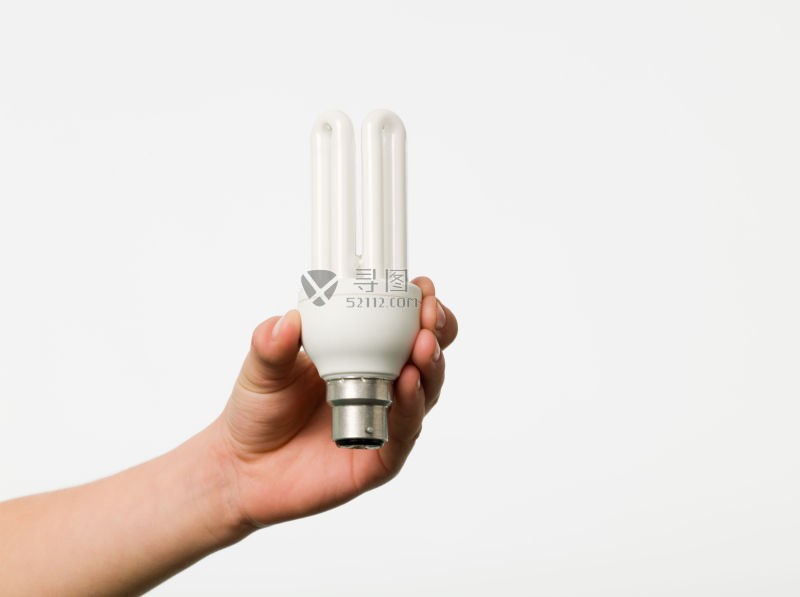 一只拿着节能灯的手