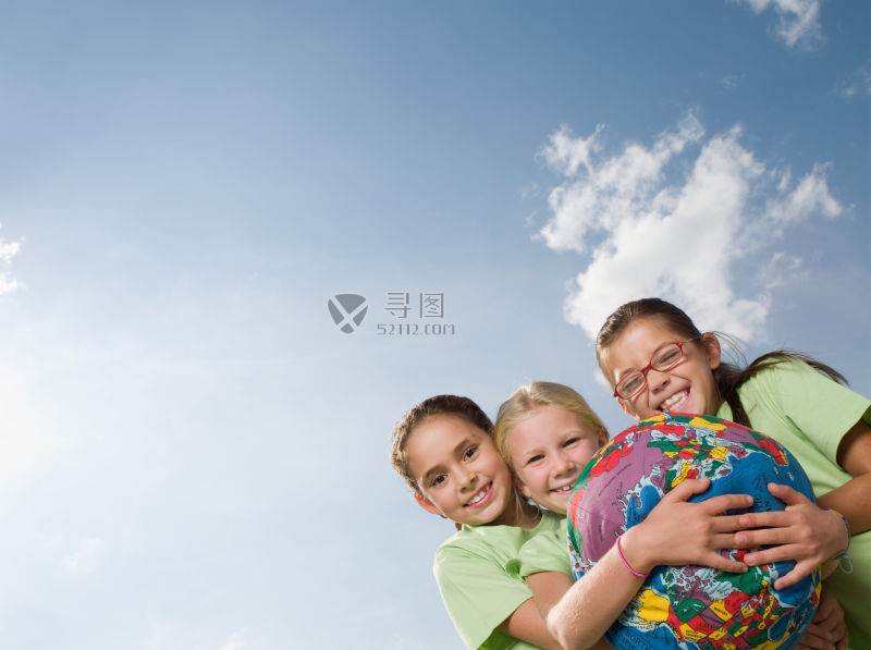 三个抱着地球模型的女孩