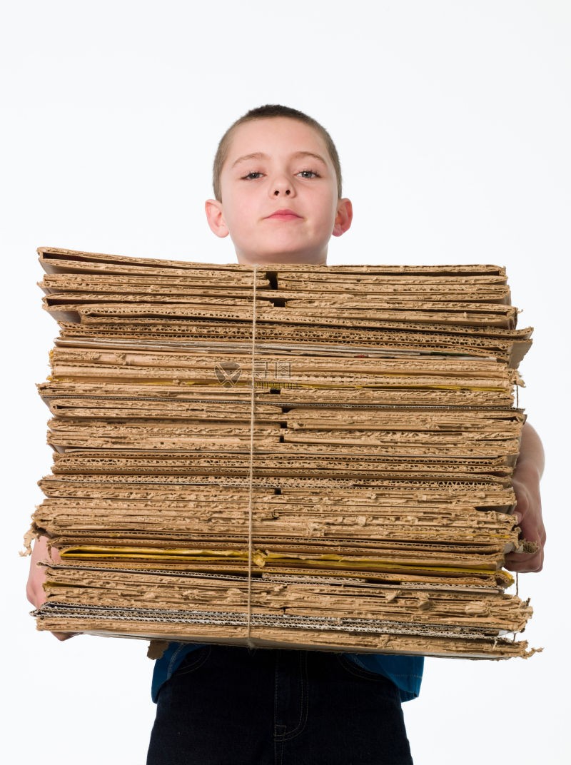 抱着报纸的男孩