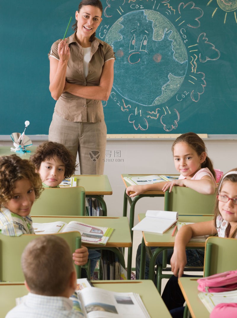 在教师里讨论问题的老师和学生