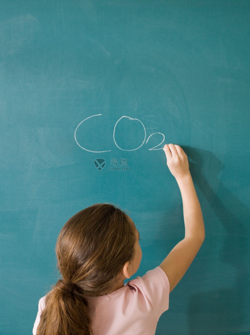小女孩在黑板上写着CO２的字样