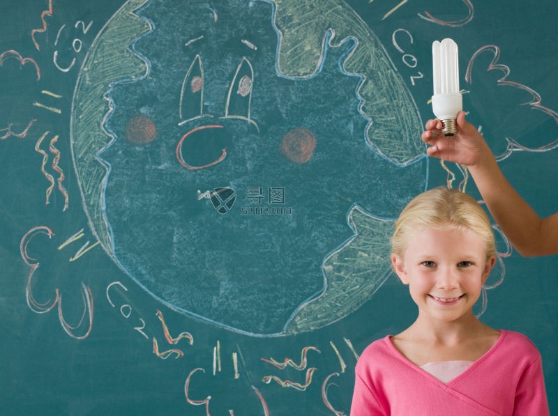 金发小女孩和节能灯