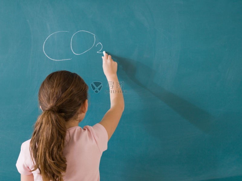 在黑板上写字的小女孩背影