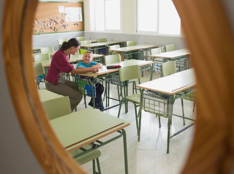 老师在指导学生学习