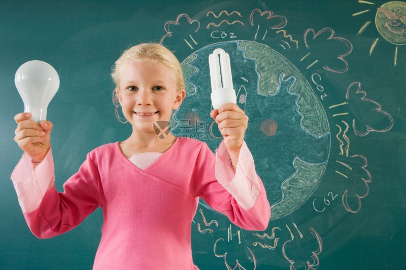 拿着两个电灯的小女孩