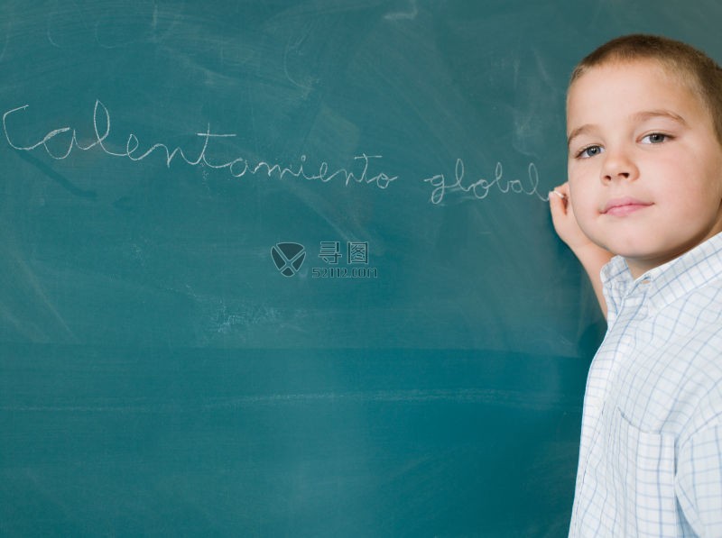 在黑板上答题的小男孩