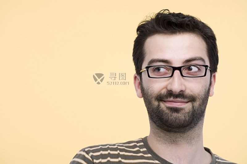 黄色背景下的俏皮的中年男子