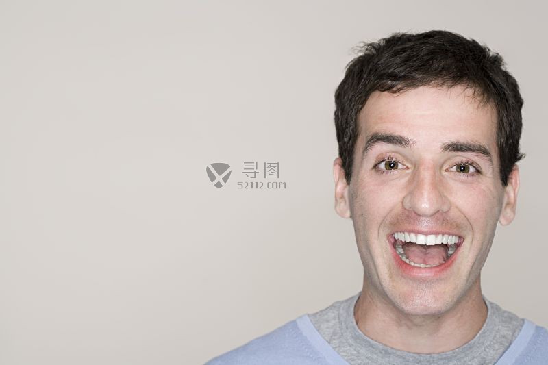 大笑的男孩