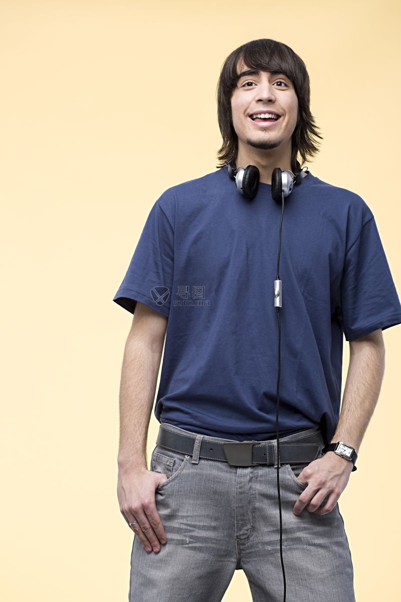 带着耳机的男孩