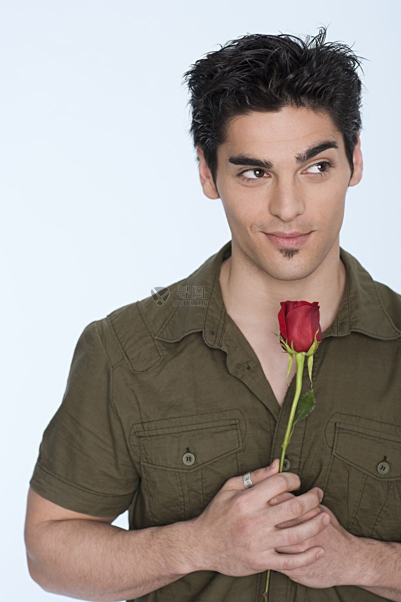 拿着一支玫瑰的帅气男孩