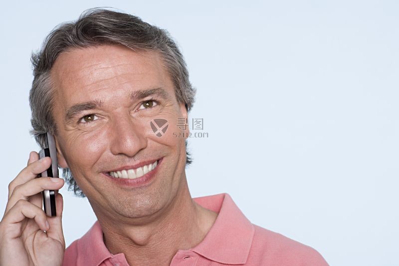 微笑的中年男性