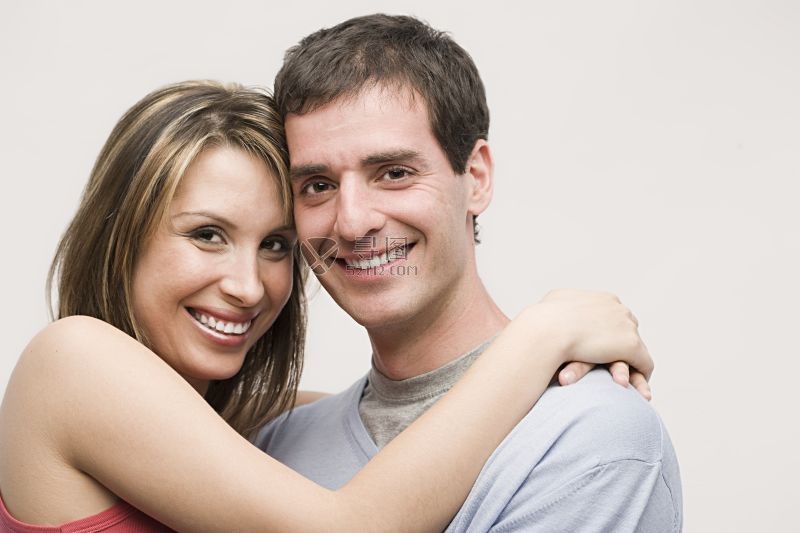 抱在一起的年轻情侣