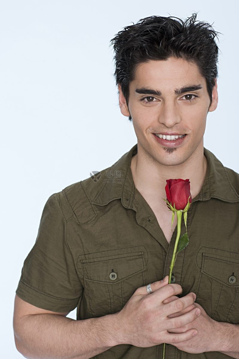 手拿鲜花的英俊少年