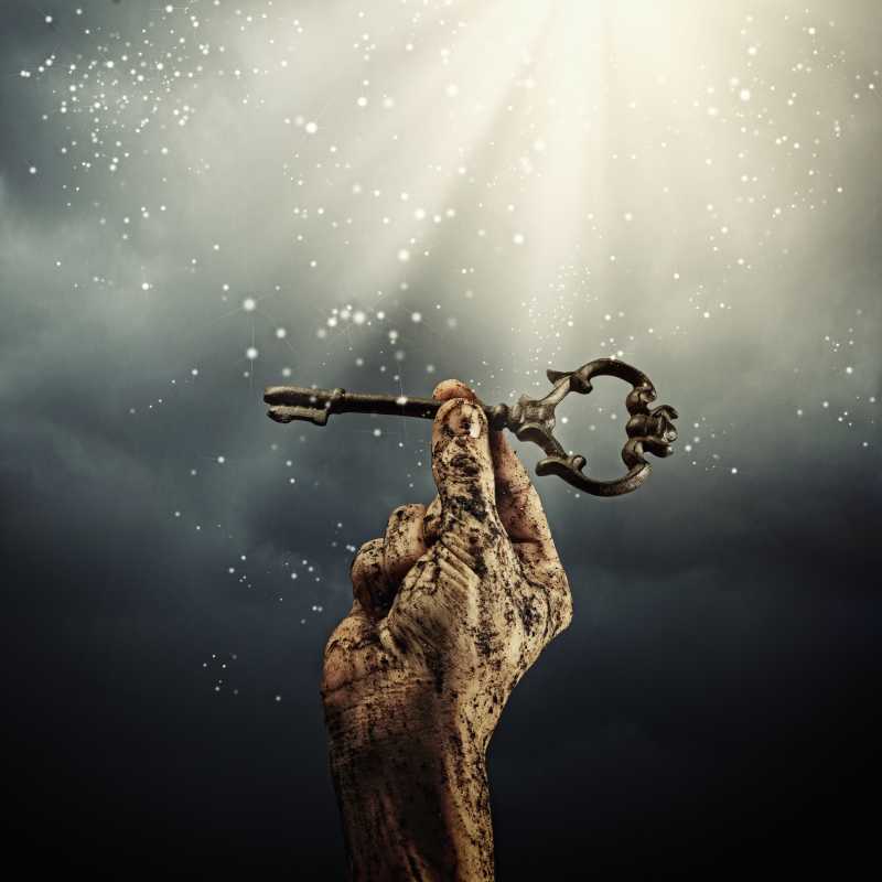 阳光下拿着钥匙的手