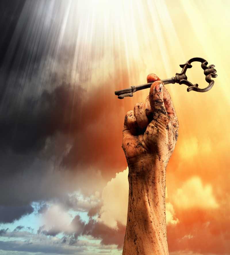 阳光下手里拿着钥匙