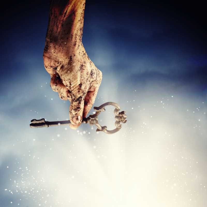 手拿着钥匙的照片