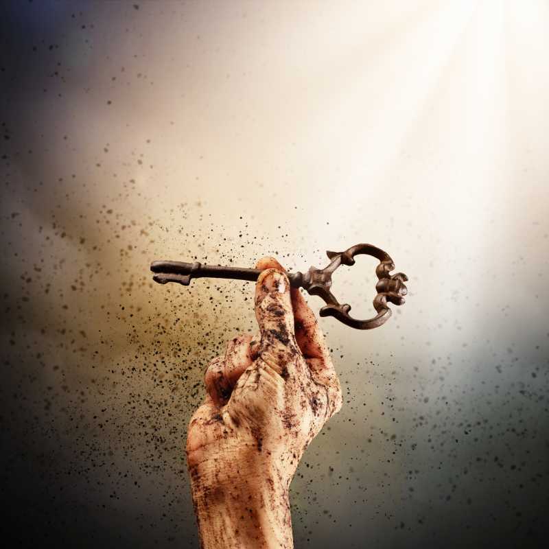 手拿钥匙的背景