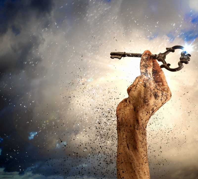 拿着钥匙伸向天空的手