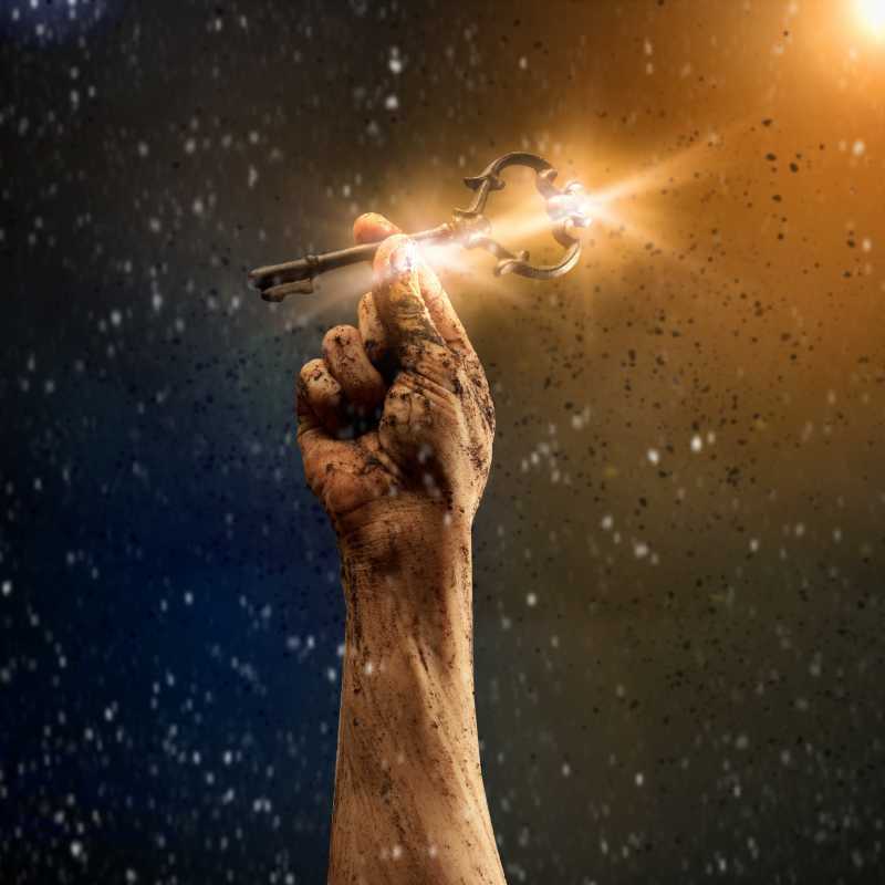 手里拿着发光的钥匙