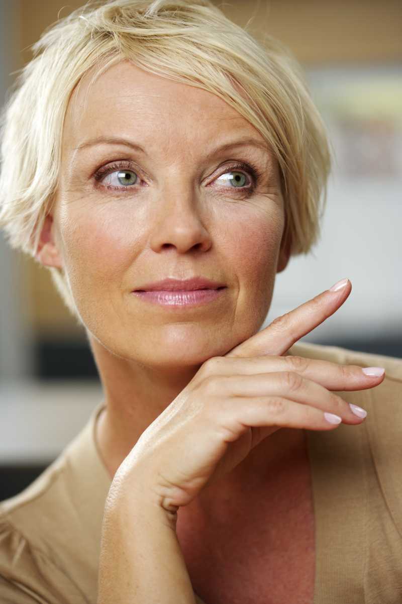 陷入沉思的金发女郎