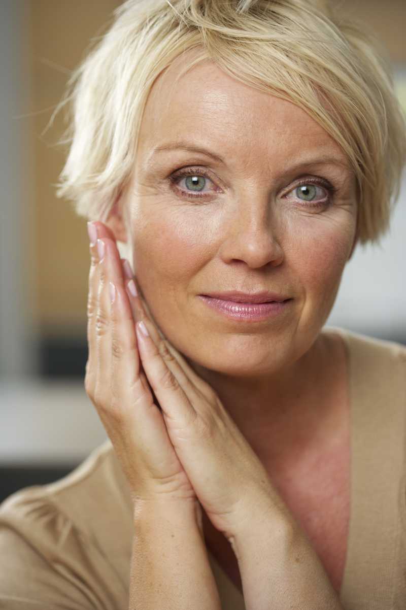 成熟的金发美女