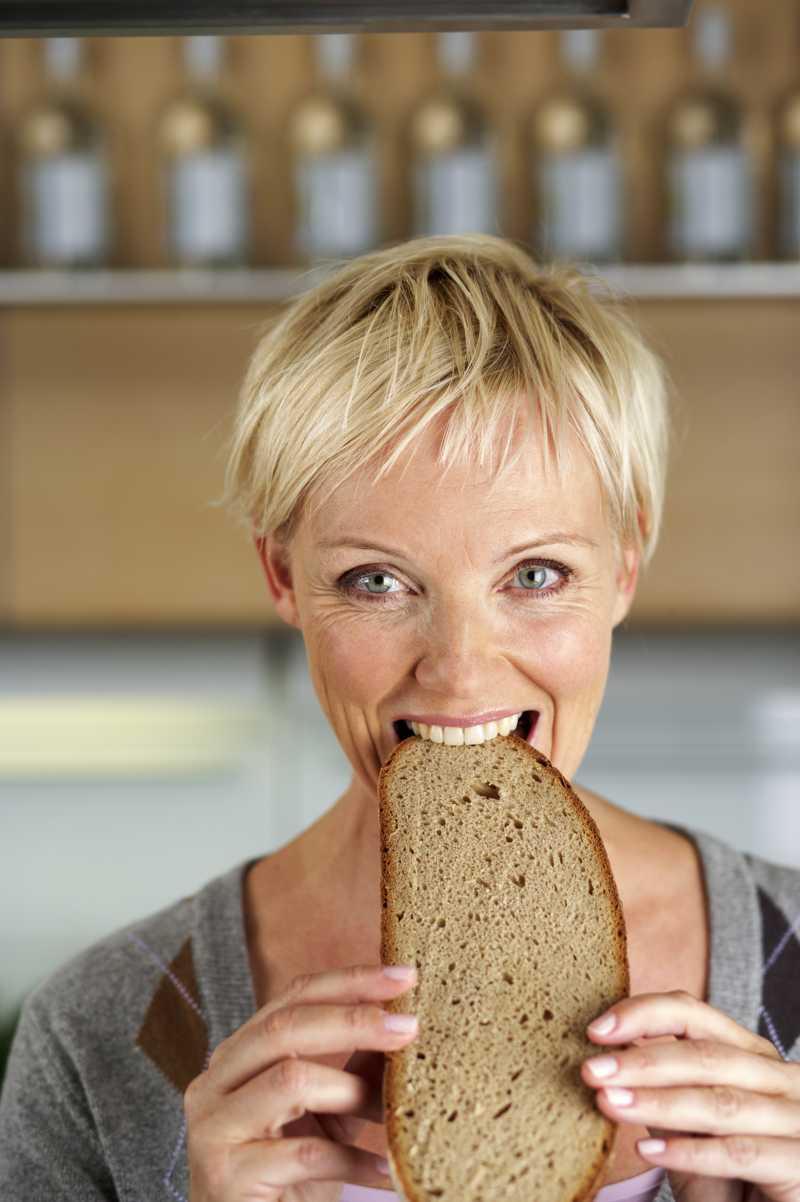 正在吃烤面包的金发美女