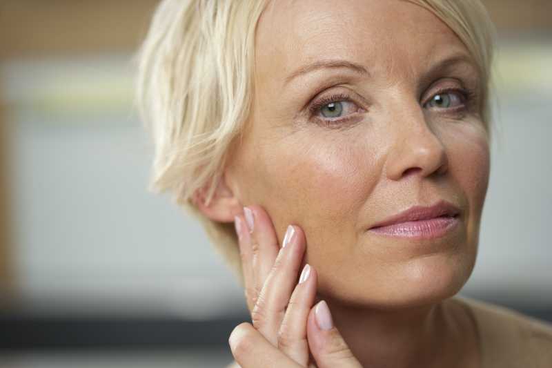 成熟的金发女郎面部特写