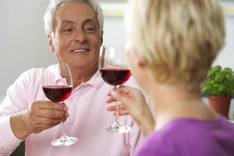 品尝红酒的老年夫妻