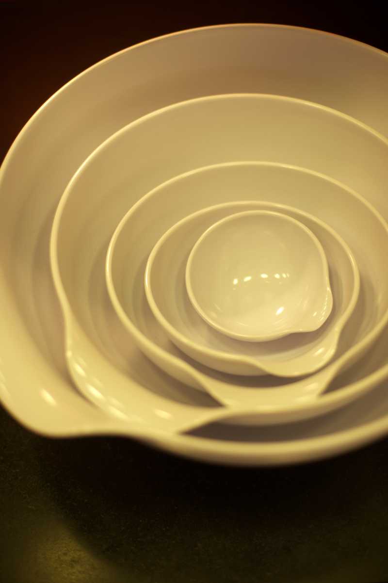 堆叠在一起的碗