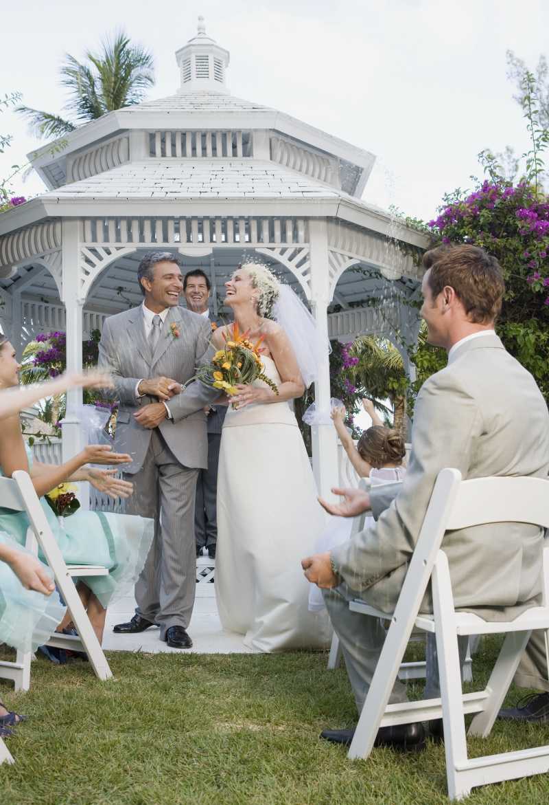 开心的新婚夫妇