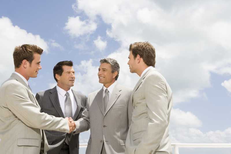 正在讨论问题的新郎们