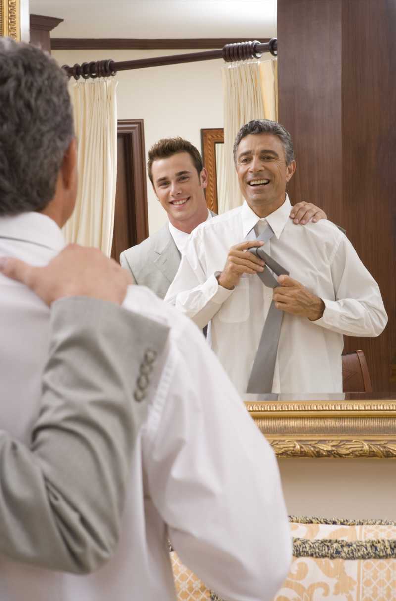 新郎在整理自己的领带