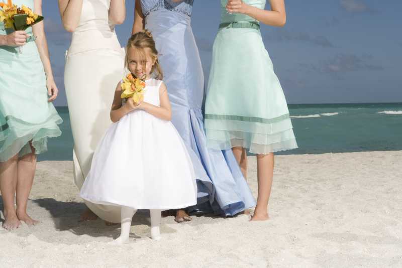 户外婚礼上的小女孩