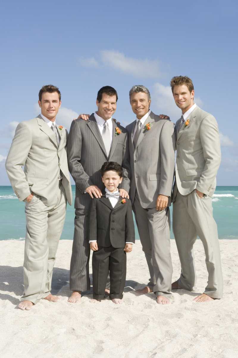 站在沙滩上的新郎们