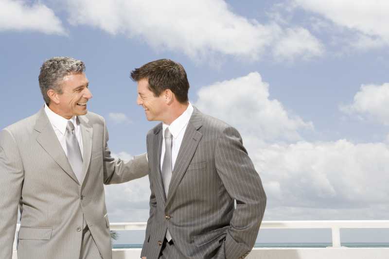 开心畅谈的新郎们