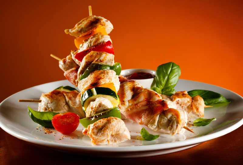 白色盘子里的烤肉串