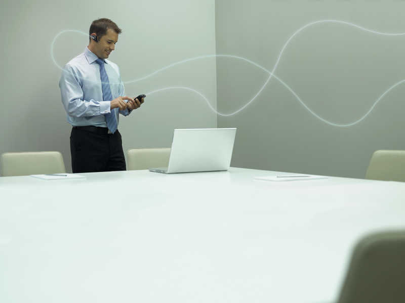 蓝牙接听电话的商人