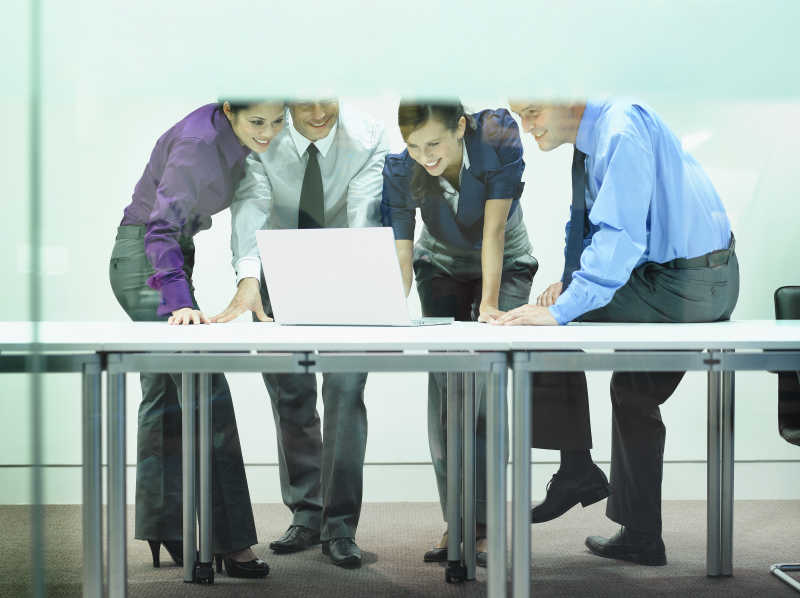 看着电脑的四人商业团队