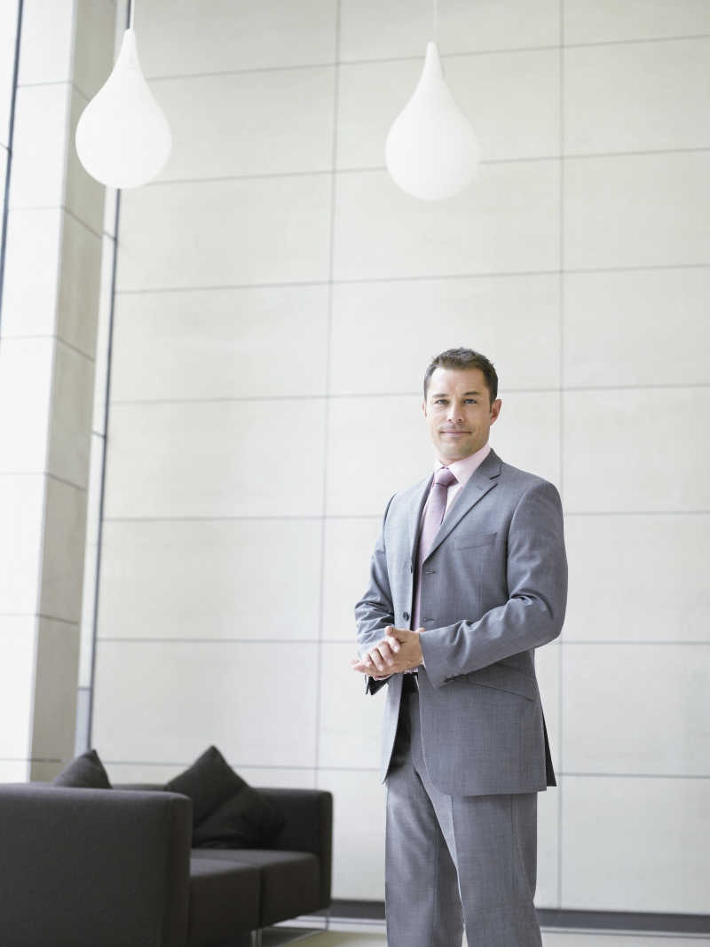 站立的男性商人