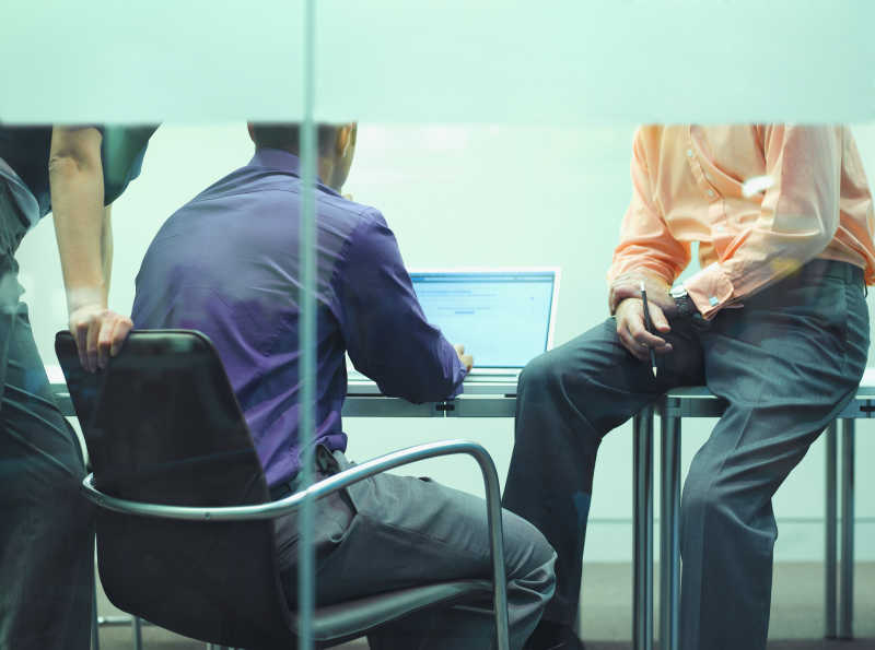 相互讨论的商人