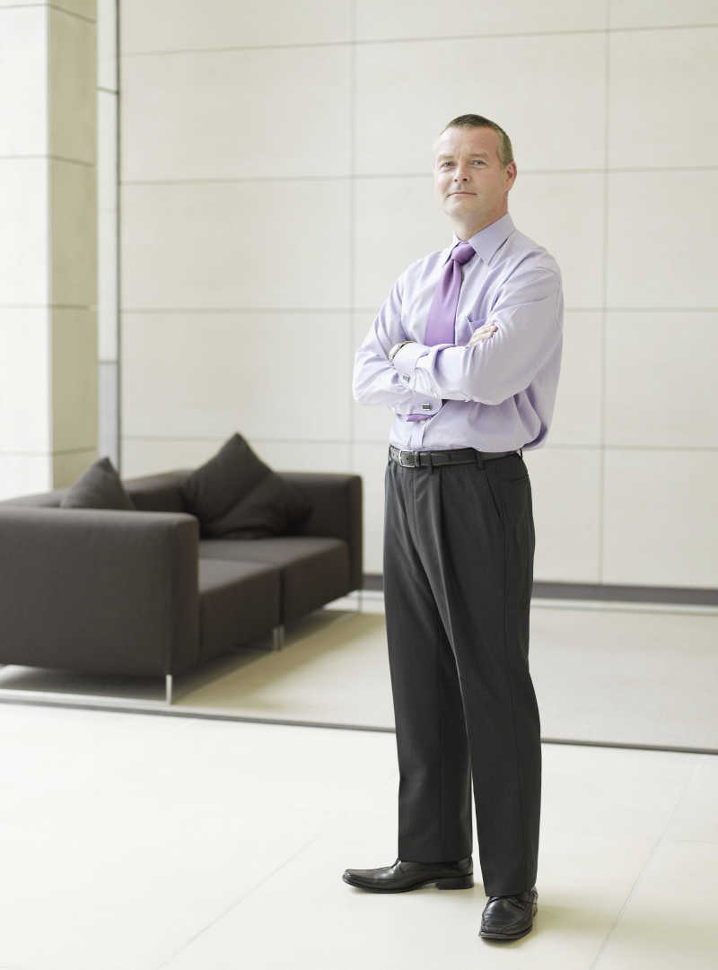 站立的自信的商人