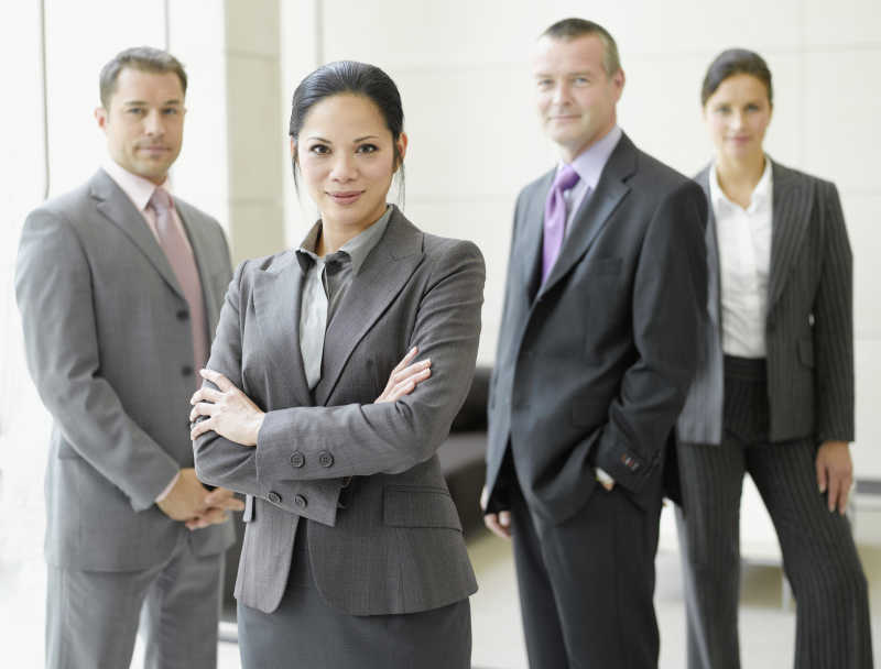 站立的四个微笑的商人