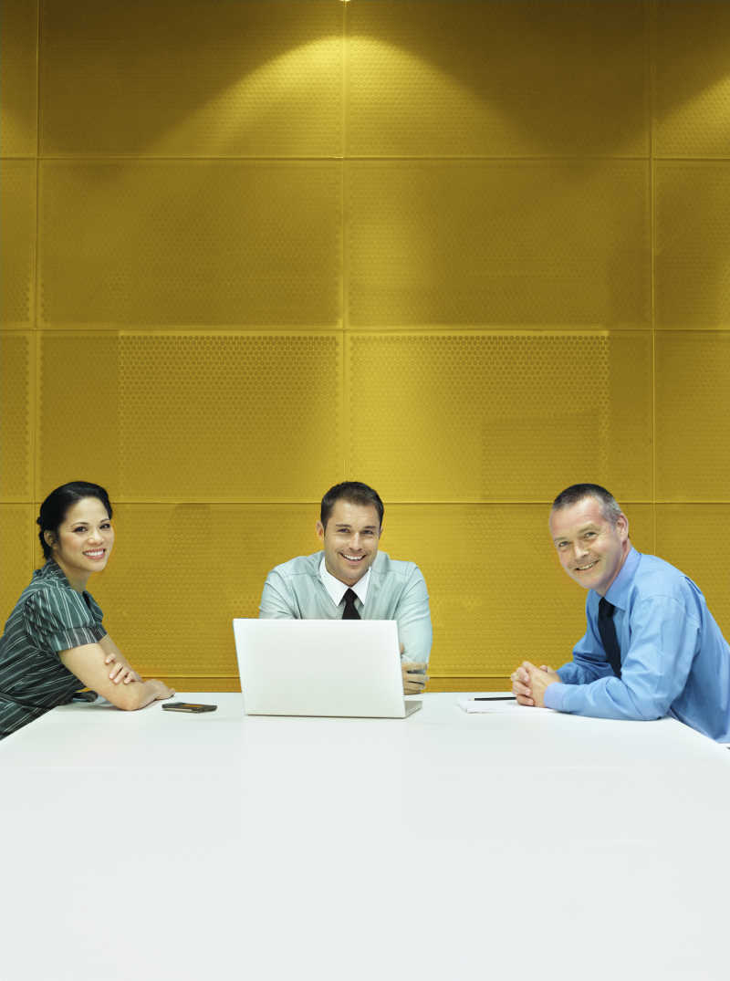 进行会议的三个商人