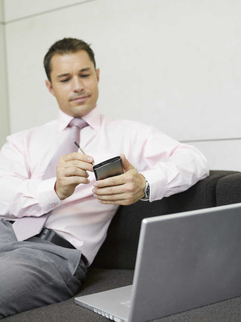 休息的看着手机的商人