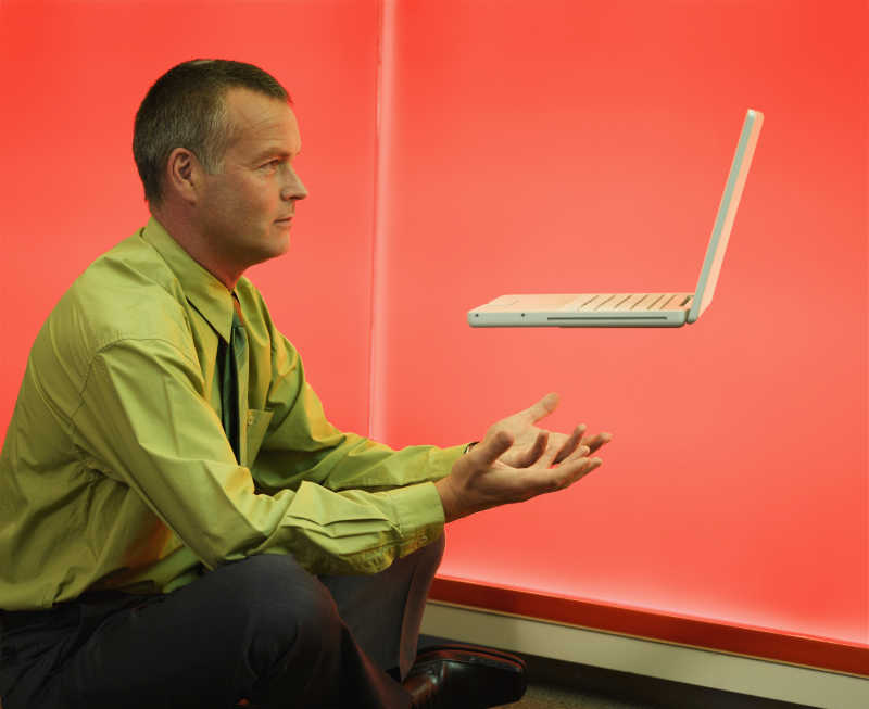 商人与悬浮在手上的笔记本电脑