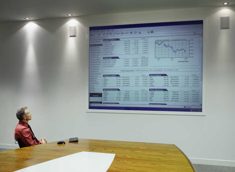 会议室看着业务报表的商人