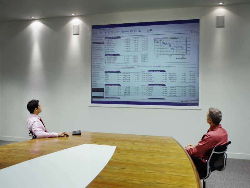 会议室里看报表的两个商人