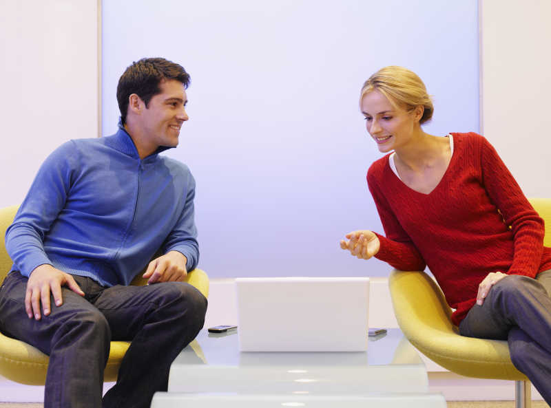 相互交谈的两个商人