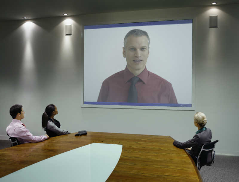 进行远程会议的商人